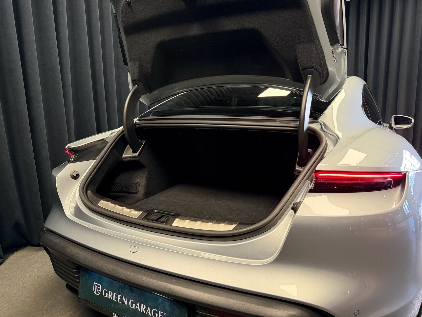 Grå Porsche Taycan fra 2021