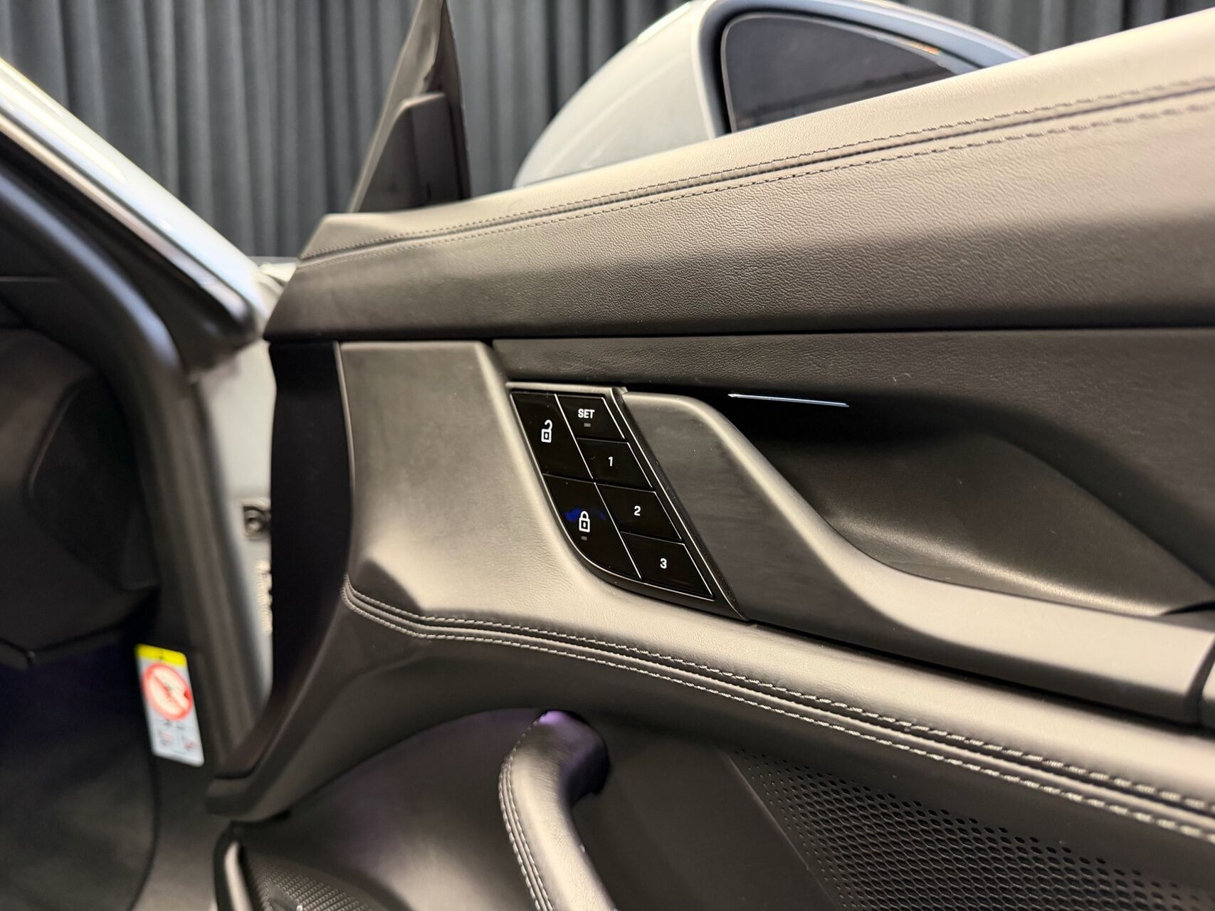 Grå Porsche Taycan fra 2021