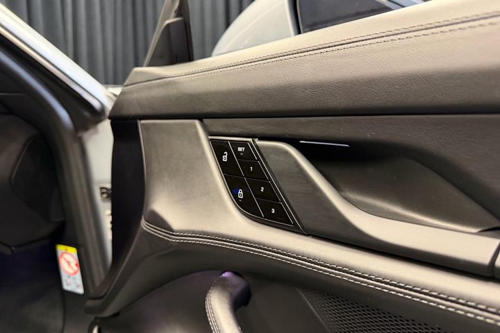 Grå Porsche Taycan fra 2021