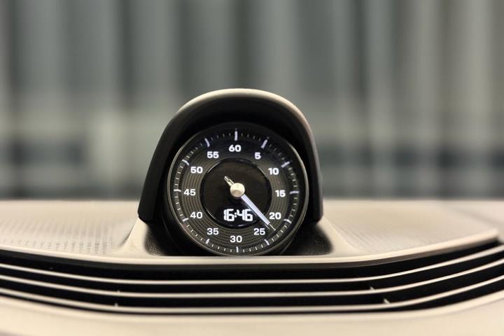 Grå Porsche Taycan fra 2021