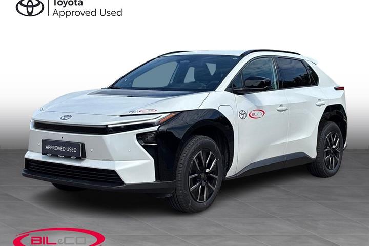 Hvid Toyota BZ4X fra 2026 set udefra