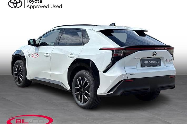 Hvid Toyota BZ4X fra 2026
