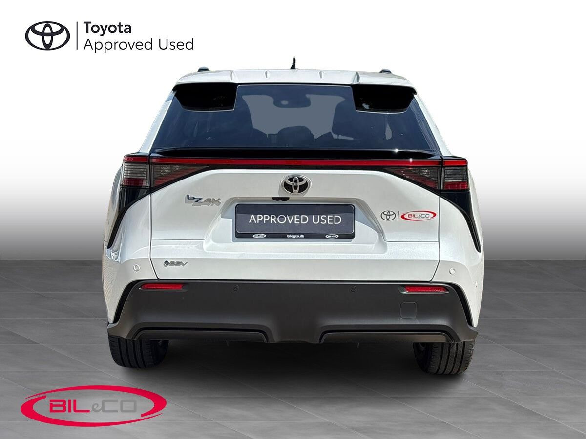 Hvid Toyota BZ4X fra 2026