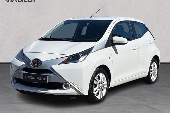Hvid Toyota Aygo fra 2016 set udefra