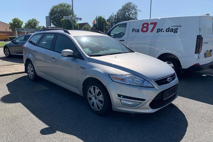 Sølv Ford Mondeo fra 2012 set udefra