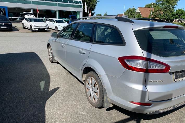 Sølv Ford Mondeo fra 2012