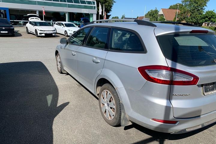 Sølv Ford Mondeo fra 2012