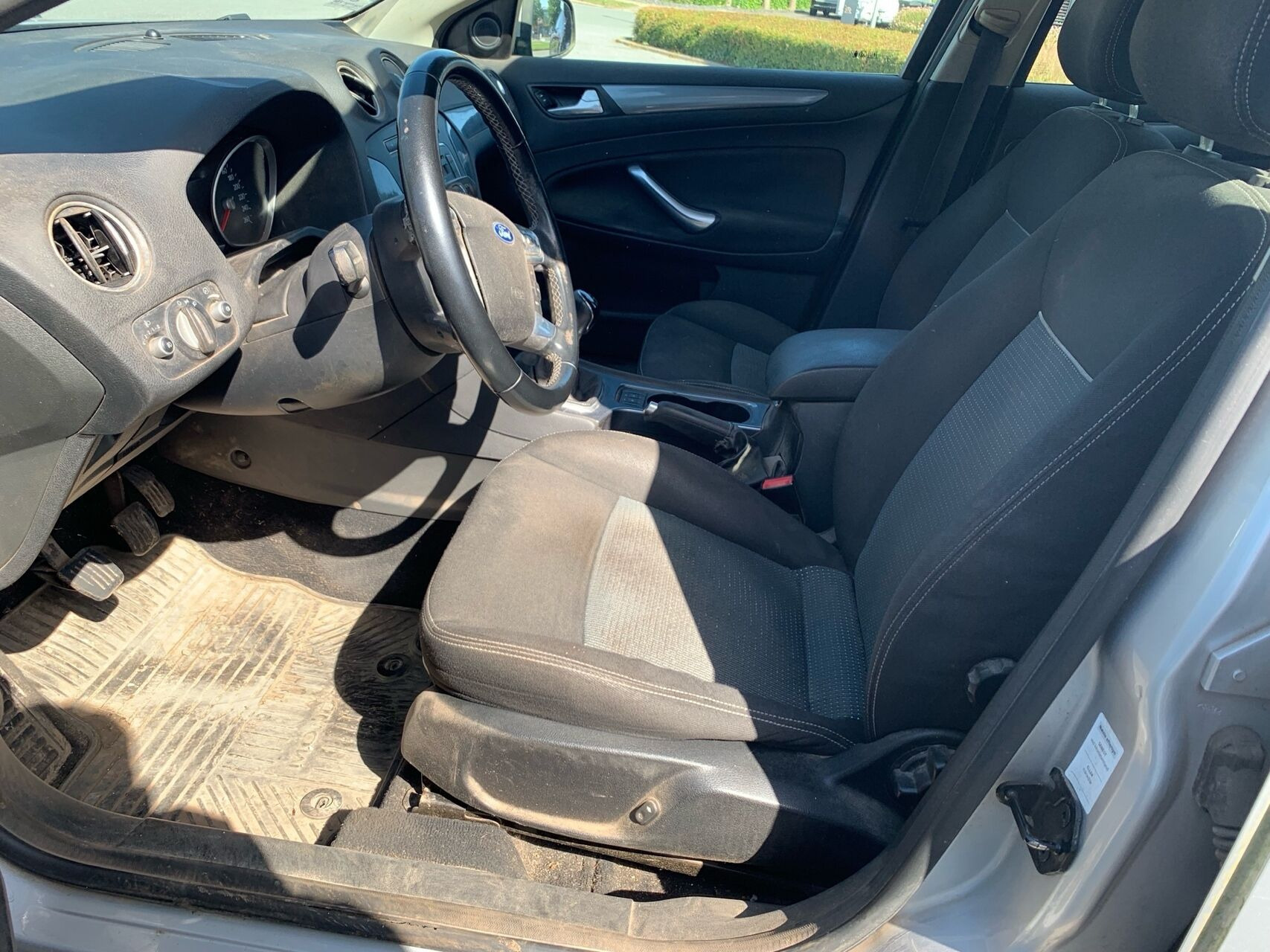 Sølv Ford Mondeo fra 2012