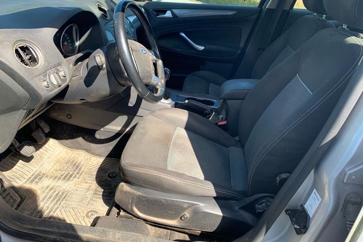 Sølv Ford Mondeo fra 2012