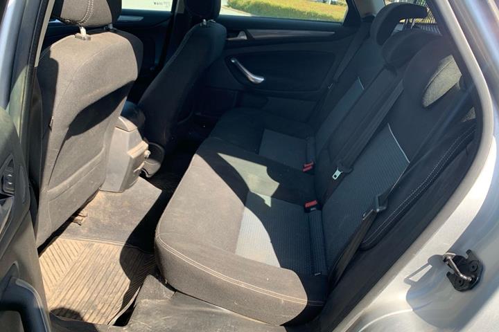 Sølv Ford Mondeo fra 2012