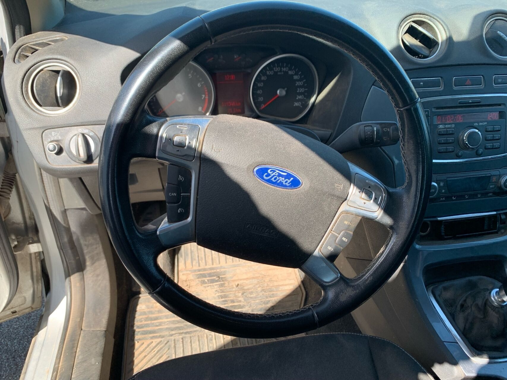Sølv Ford Mondeo fra 2012