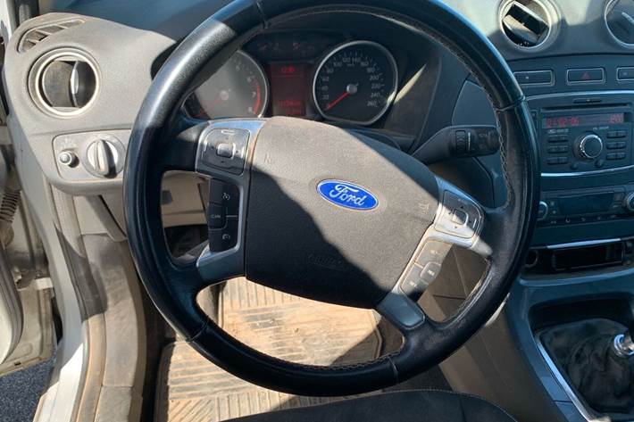 Sølv Ford Mondeo fra 2012