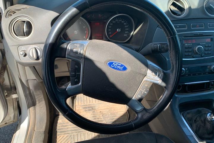 Sølv Ford Mondeo fra 2012