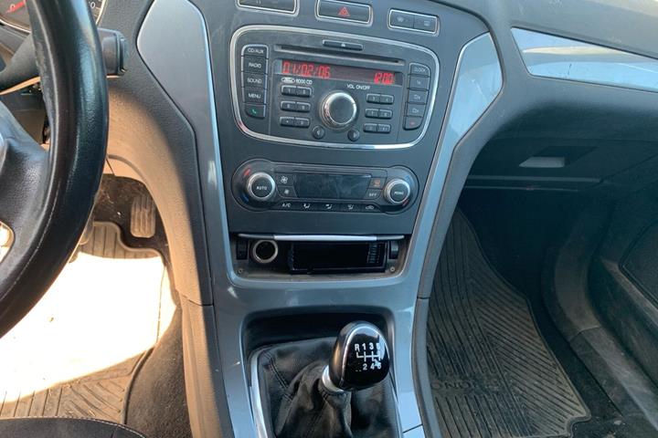 Sølv Ford Mondeo fra 2012