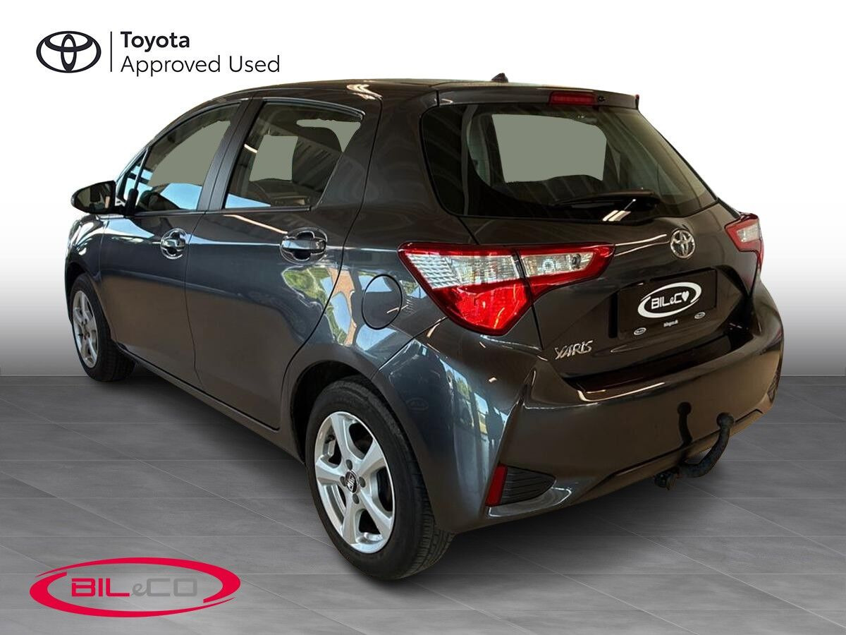 Grå Toyota Yaris fra 2018