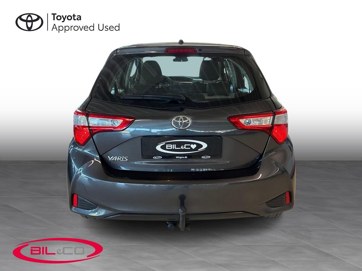 Grå Toyota Yaris fra 2018