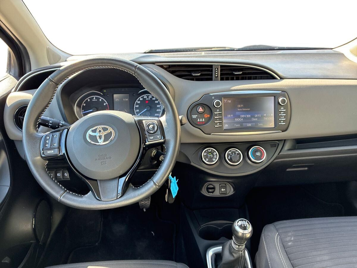 Grå Toyota Yaris fra 2018
