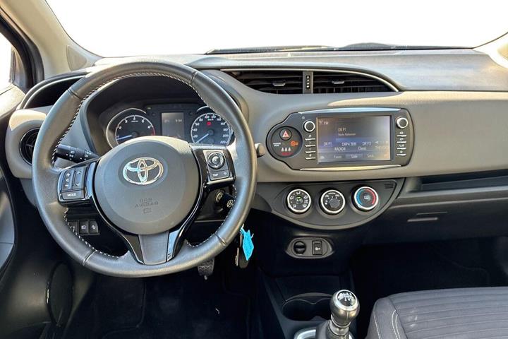 Grå Toyota Yaris fra 2018