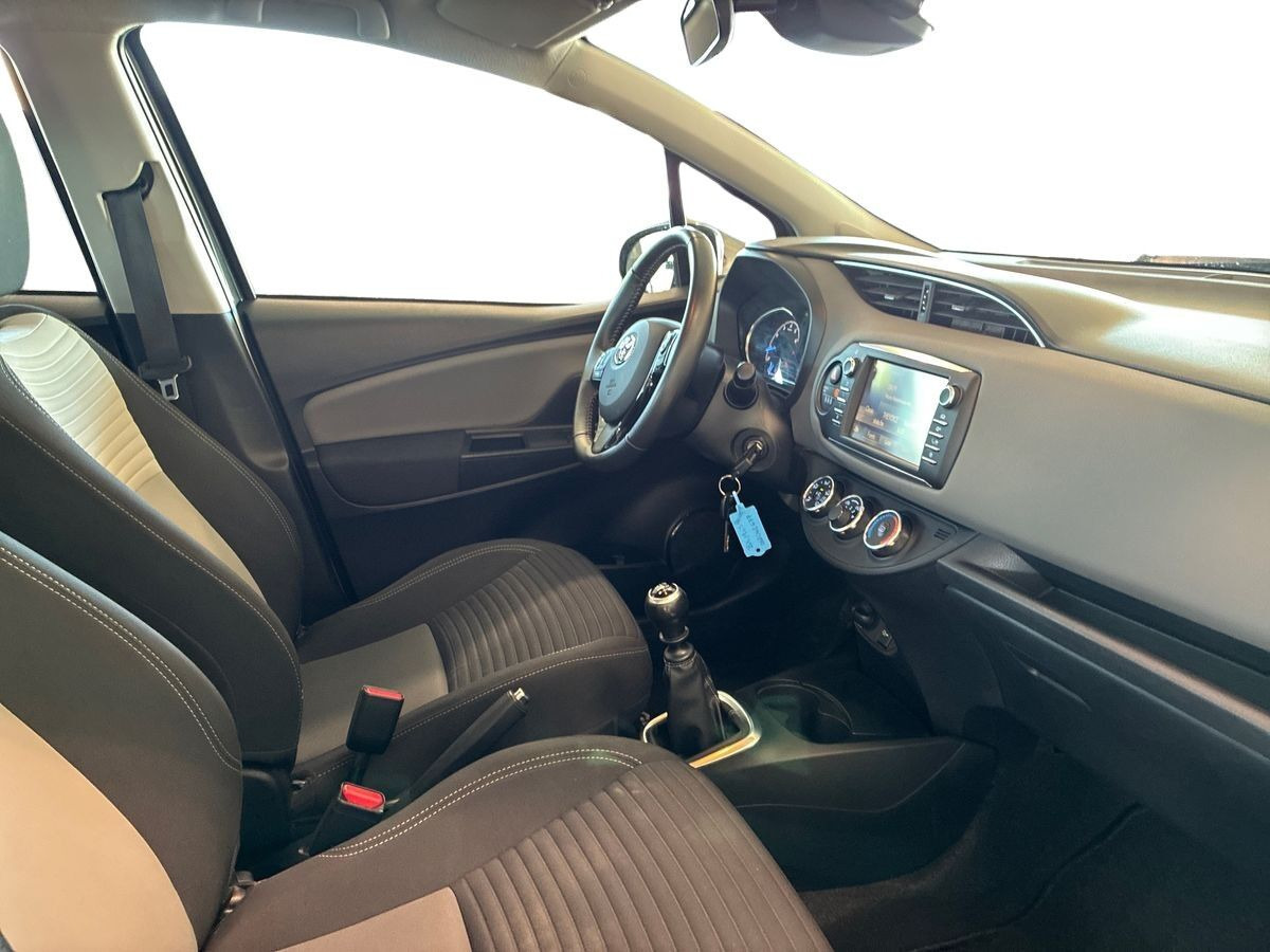 Grå Toyota Yaris fra 2018