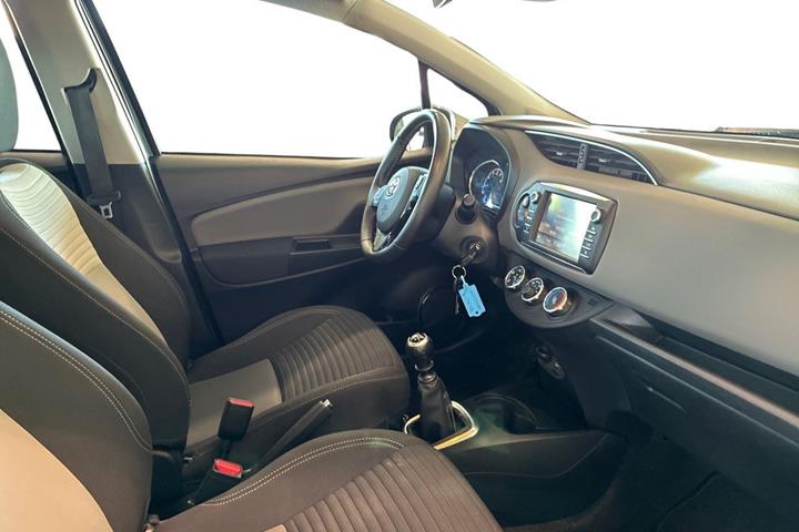 Grå Toyota Yaris fra 2018