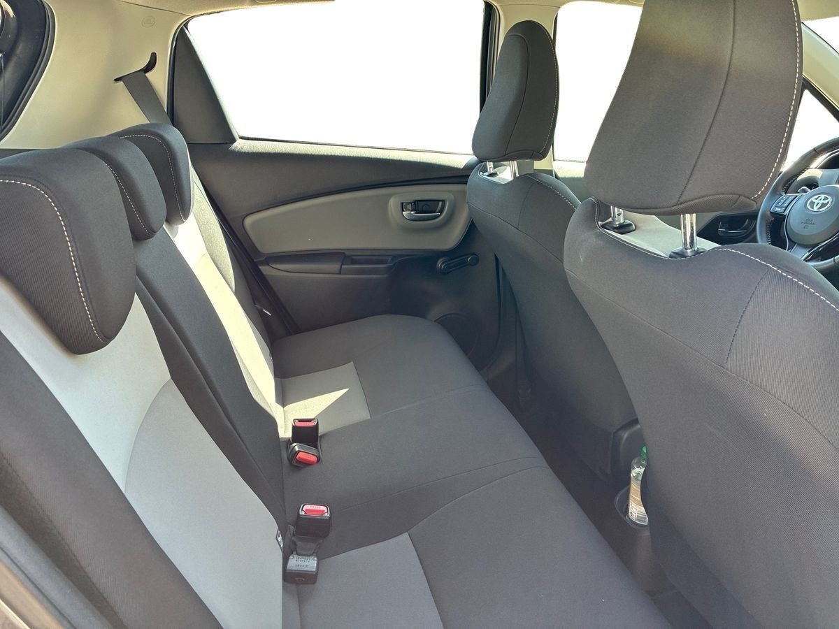 Grå Toyota Yaris fra 2018