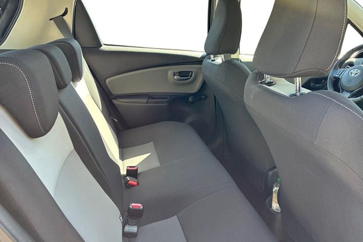 Grå Toyota Yaris fra 2018