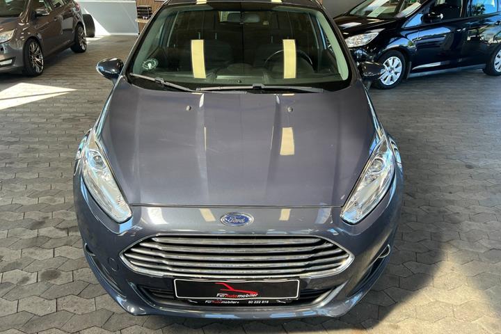 Grå Ford Fiesta fra 2013