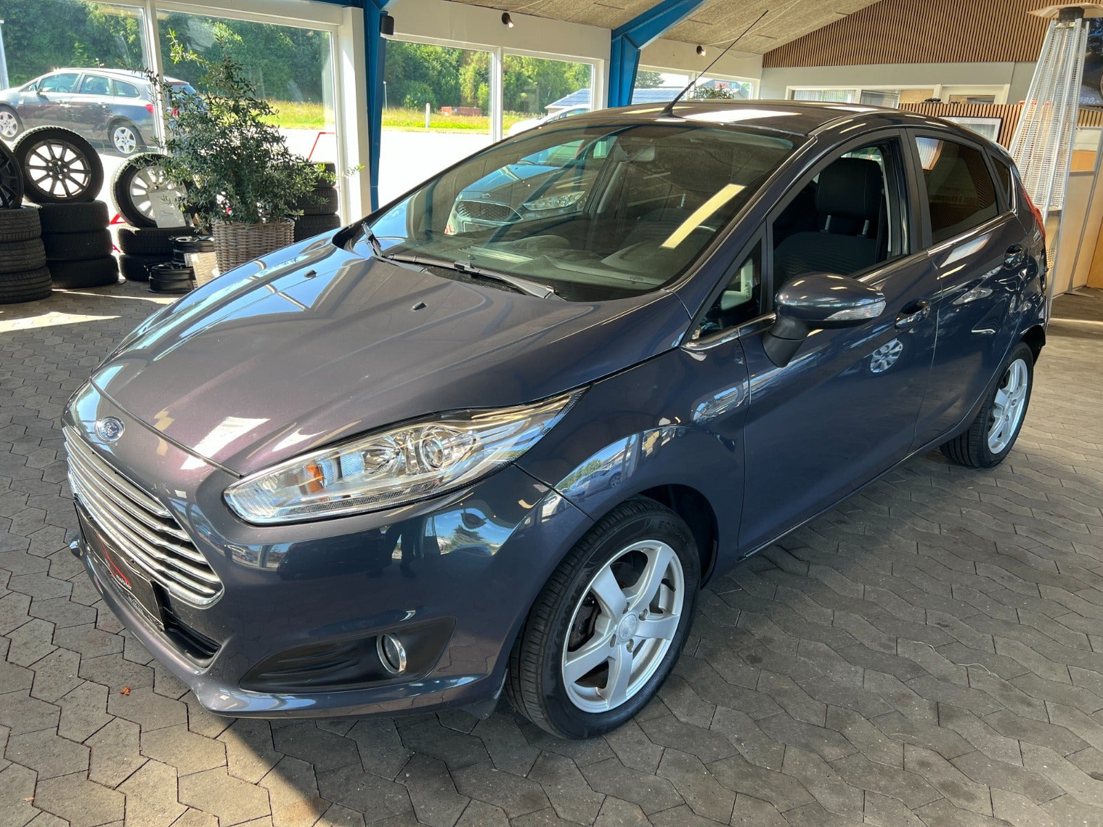 Grå Ford Fiesta fra 2013