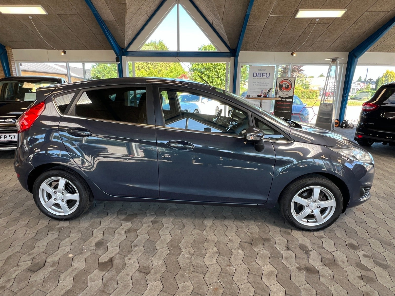 Grå Ford Fiesta fra 2013
