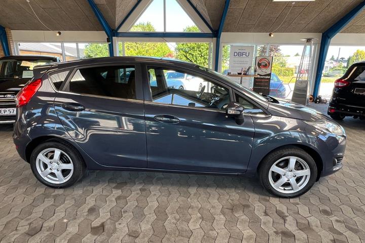 Grå Ford Fiesta fra 2013