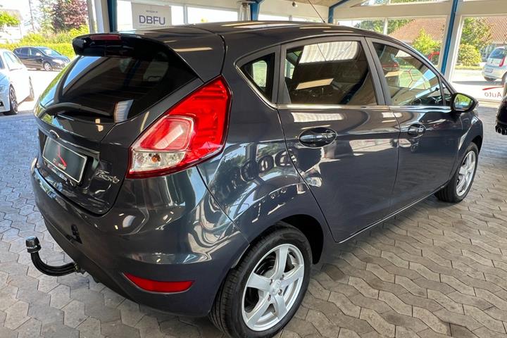 Grå Ford Fiesta fra 2013