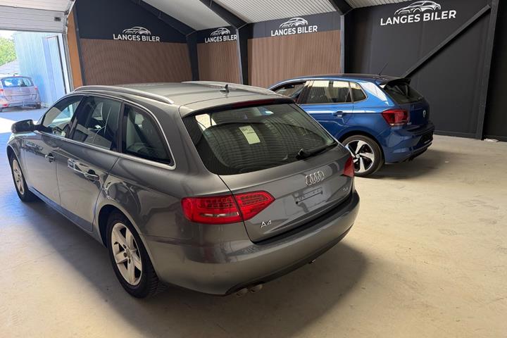 Grå Audi A4 fra 2011
