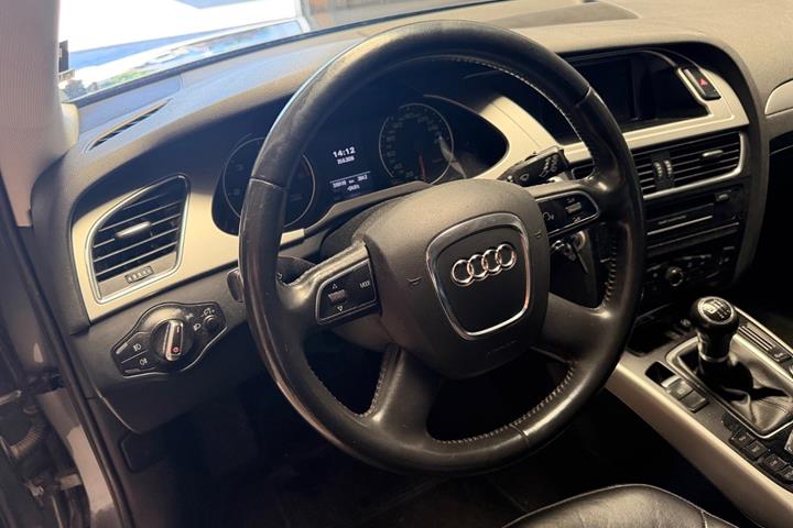 Grå Audi A4 fra 2011
