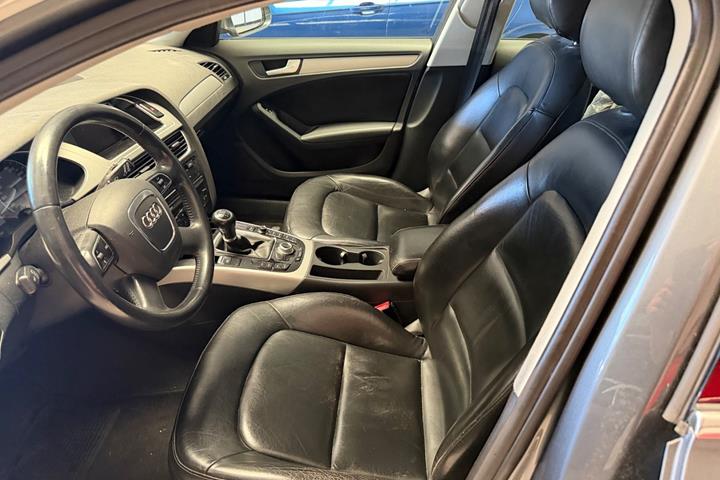 Grå Audi A4 fra 2011