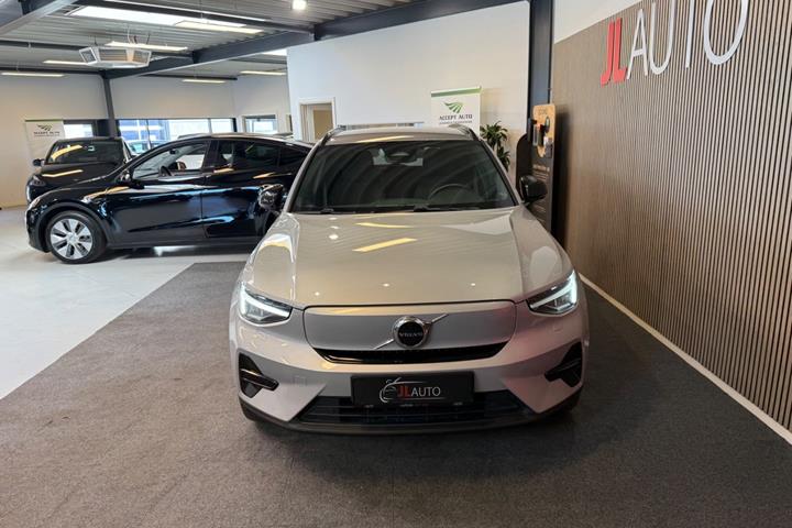 Orange Volvo XC40 fra 2023