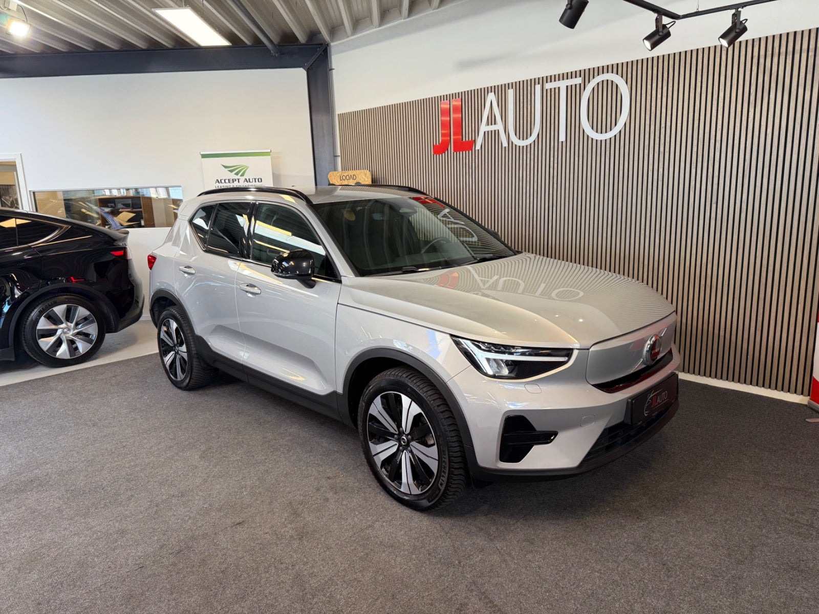Orange Volvo XC40 fra 2023