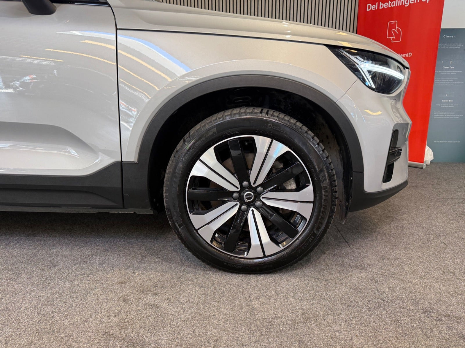 Orange Volvo XC40 fra 2023