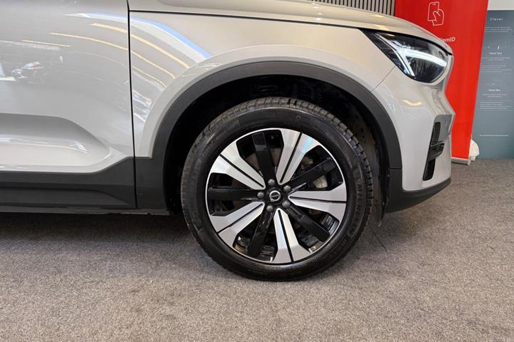 Orange Volvo XC40 fra 2023
