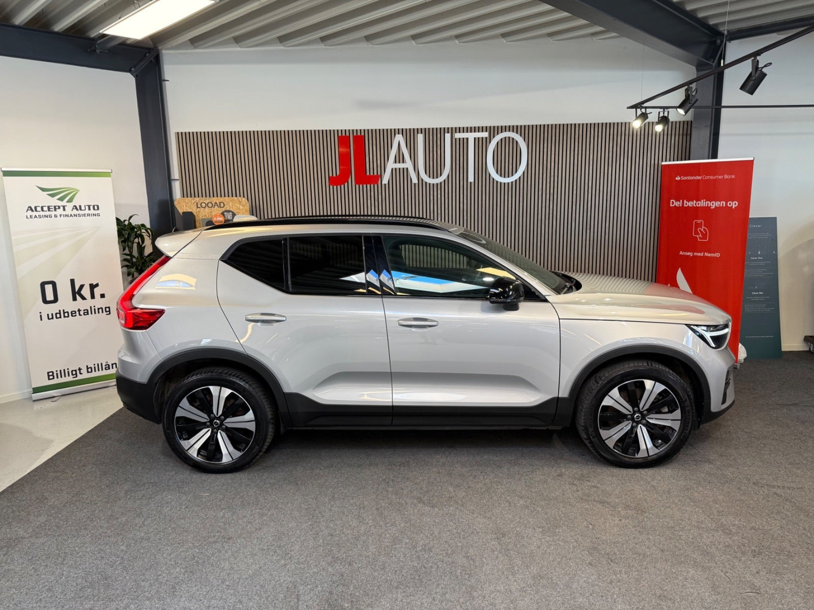 Orange Volvo XC40 fra 2023