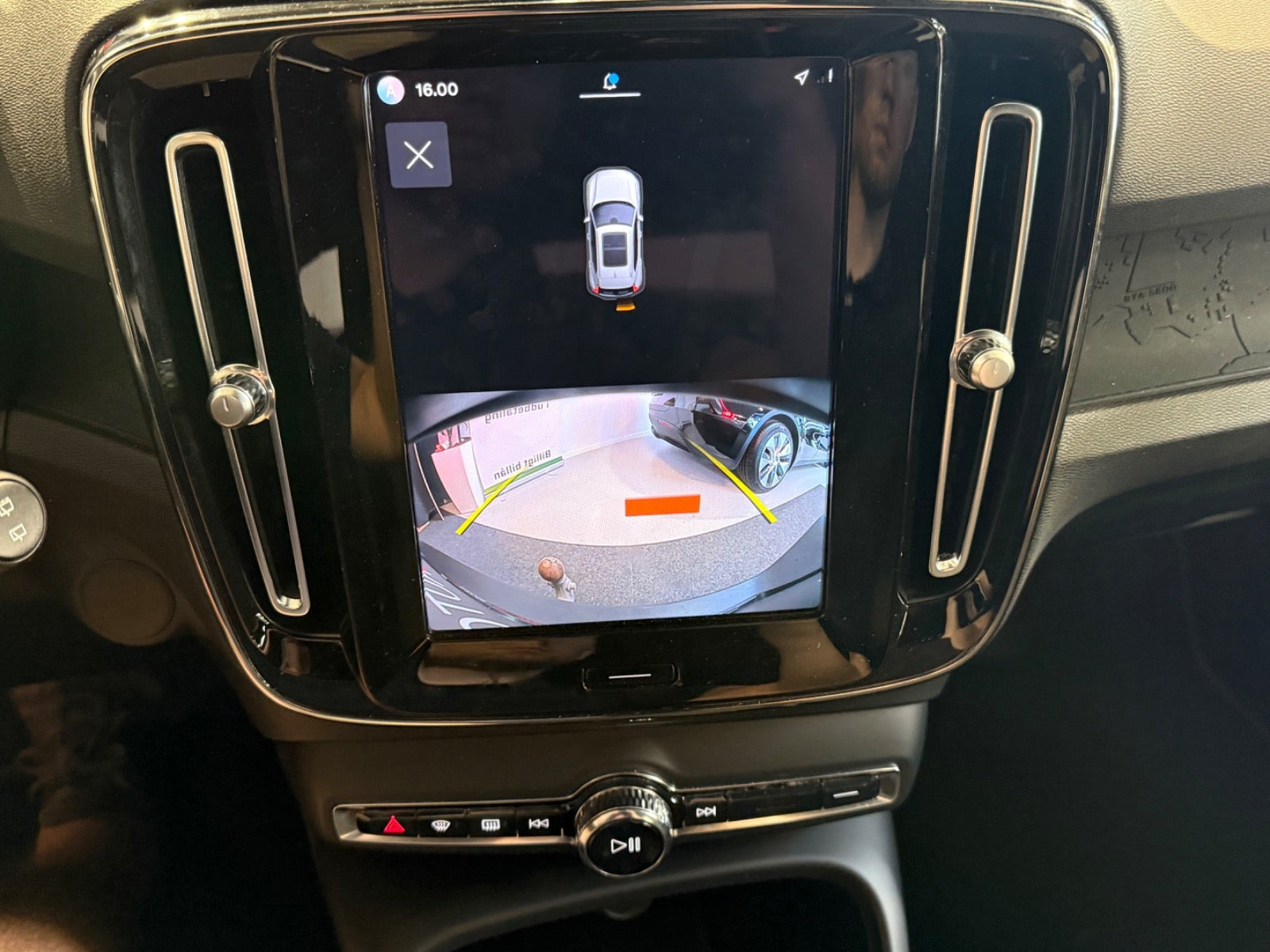 Orange Volvo XC40 fra 2023