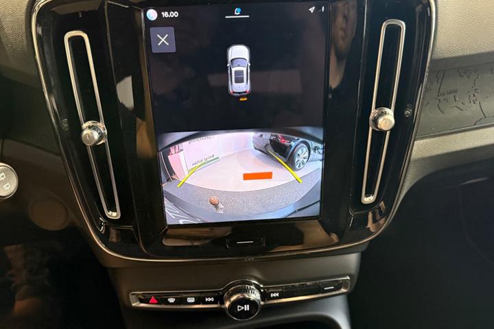 Orange Volvo XC40 fra 2023