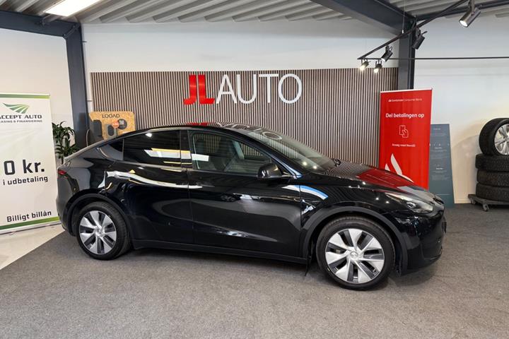 Sort Tesla Model Y fra 2023