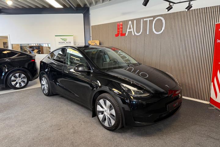 Sort Tesla Model Y fra 2023