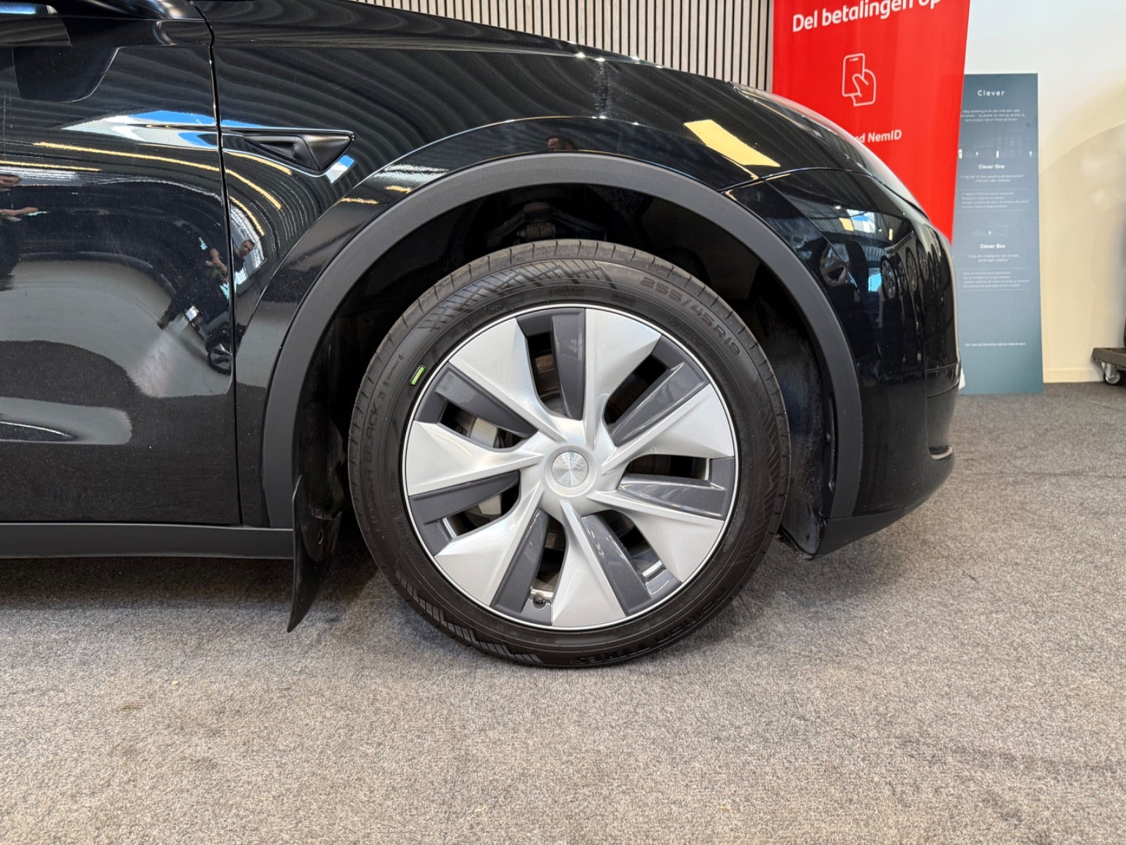 Sort Tesla Model Y fra 2023