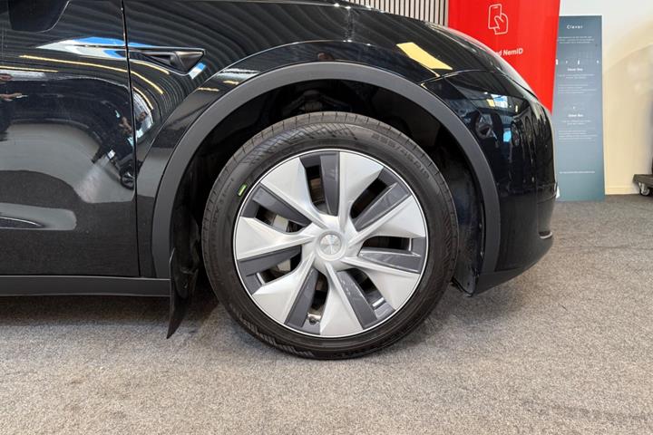 Sort Tesla Model Y fra 2023