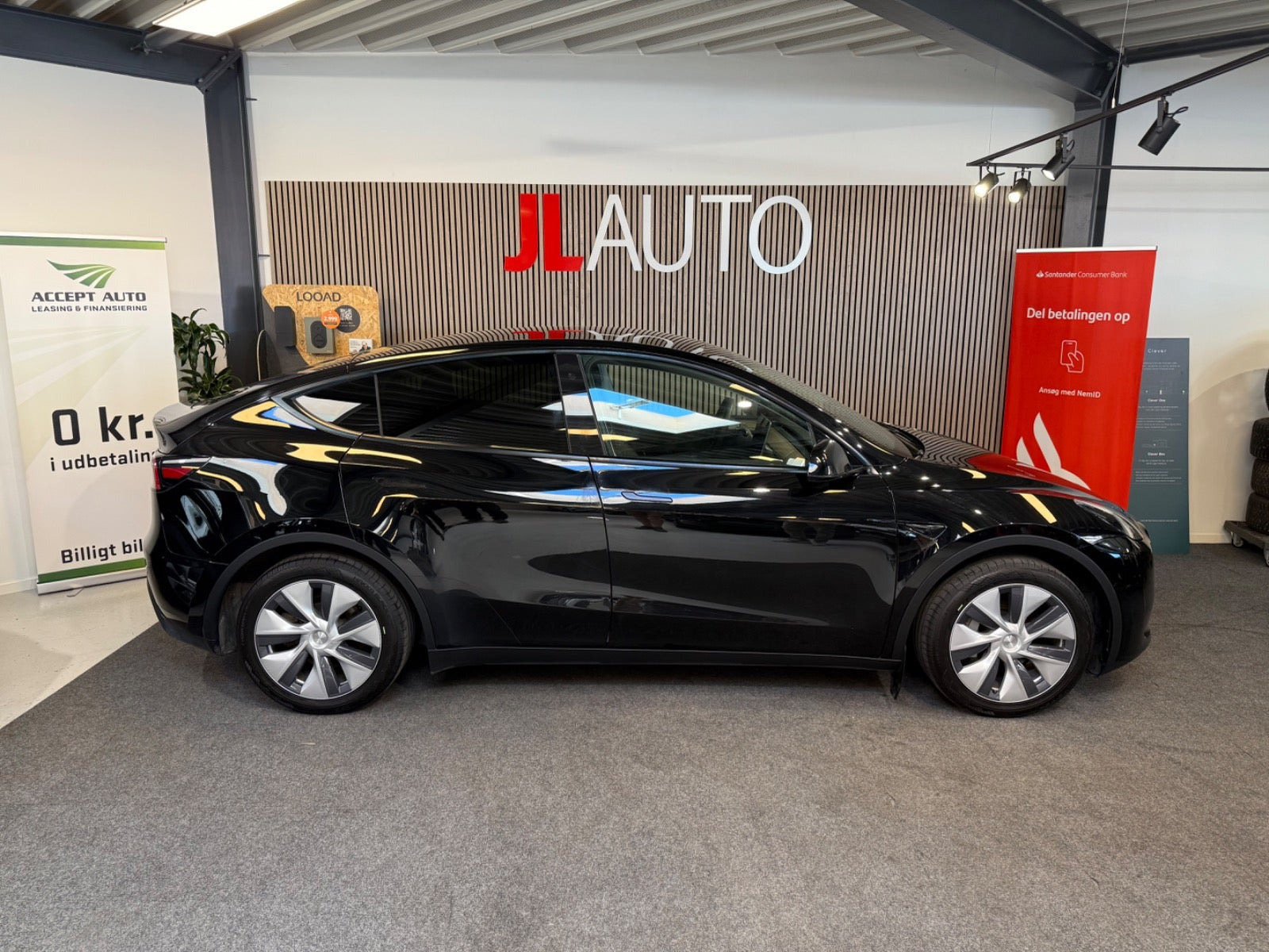 Sort Tesla Model Y fra 2023