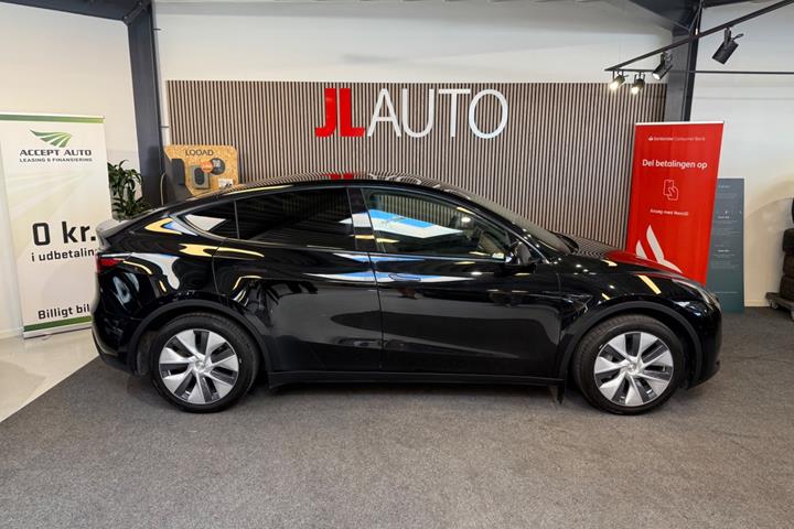 Sort Tesla Model Y fra 2023