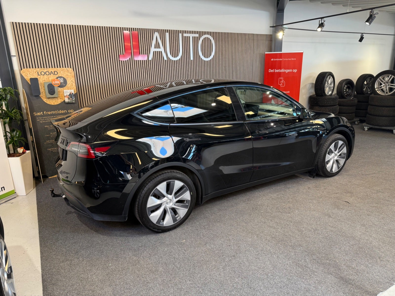 Sort Tesla Model Y fra 2023