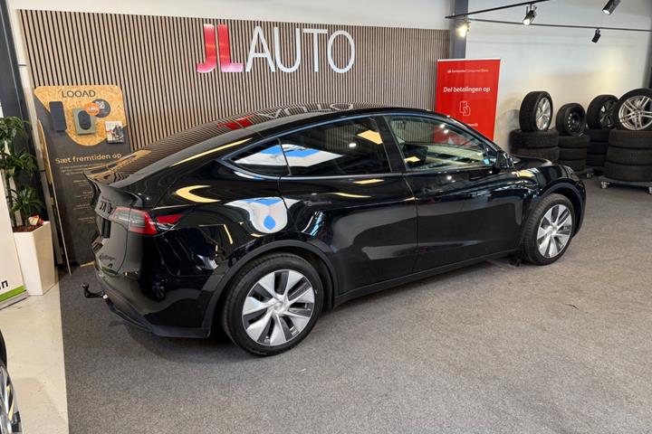 Sort Tesla Model Y fra 2023