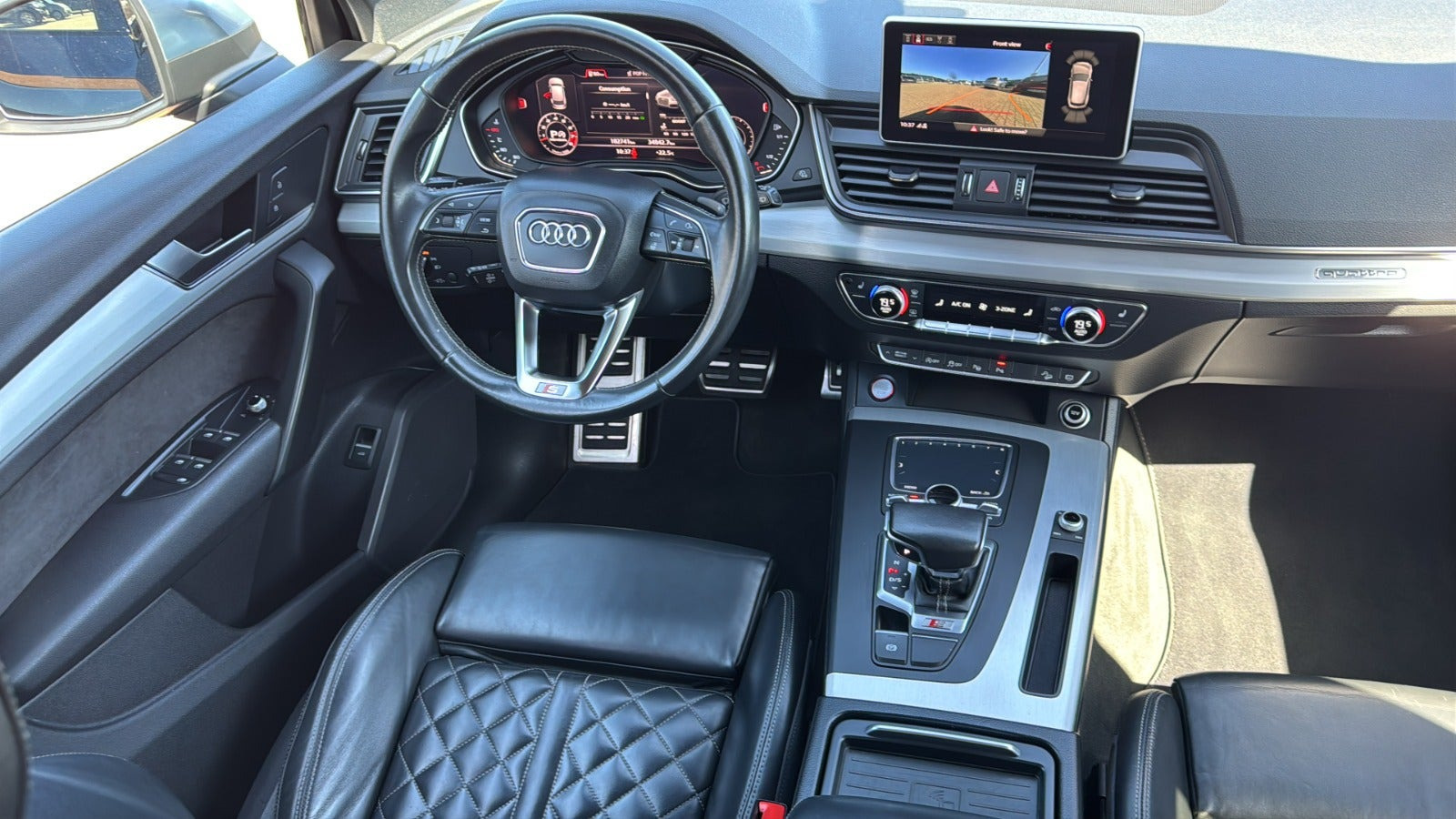 Blå Audi SQ5 fra 2017